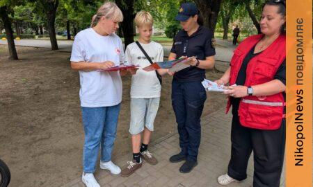 У Покрові волонтерки Червоного Хреста нагадали мешканцям про мінну та пожежну безпеку (фото)