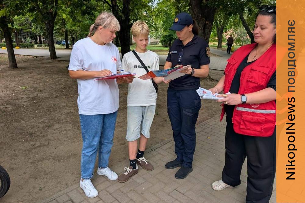 У Покрові волонтерки Червоного Хреста нагадали мешканцям про мінну та пожежну безпеку (фото)