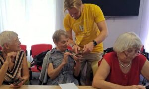 Від колажування до штучного інтелекту: у Покрові урізноманітнюють заняття для людей поважного віку