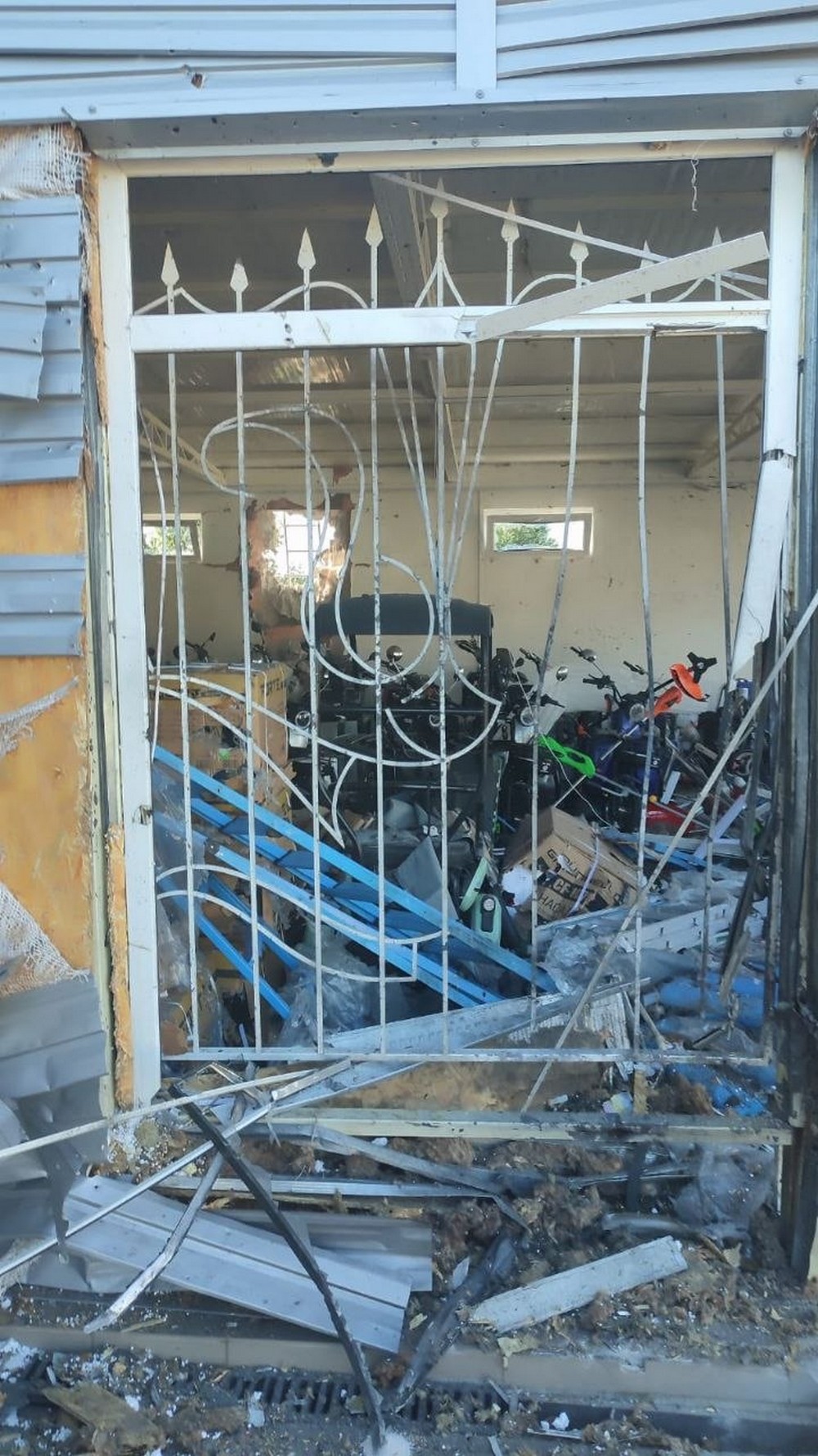 Вбитий і 11 поранених на Нікопольщині, удар по автобусу Дніпро Нікополь, є постраждалий у Кам’янському районі – ще один день кривавих обстрілів Дніпропетровщини (фото) (1)