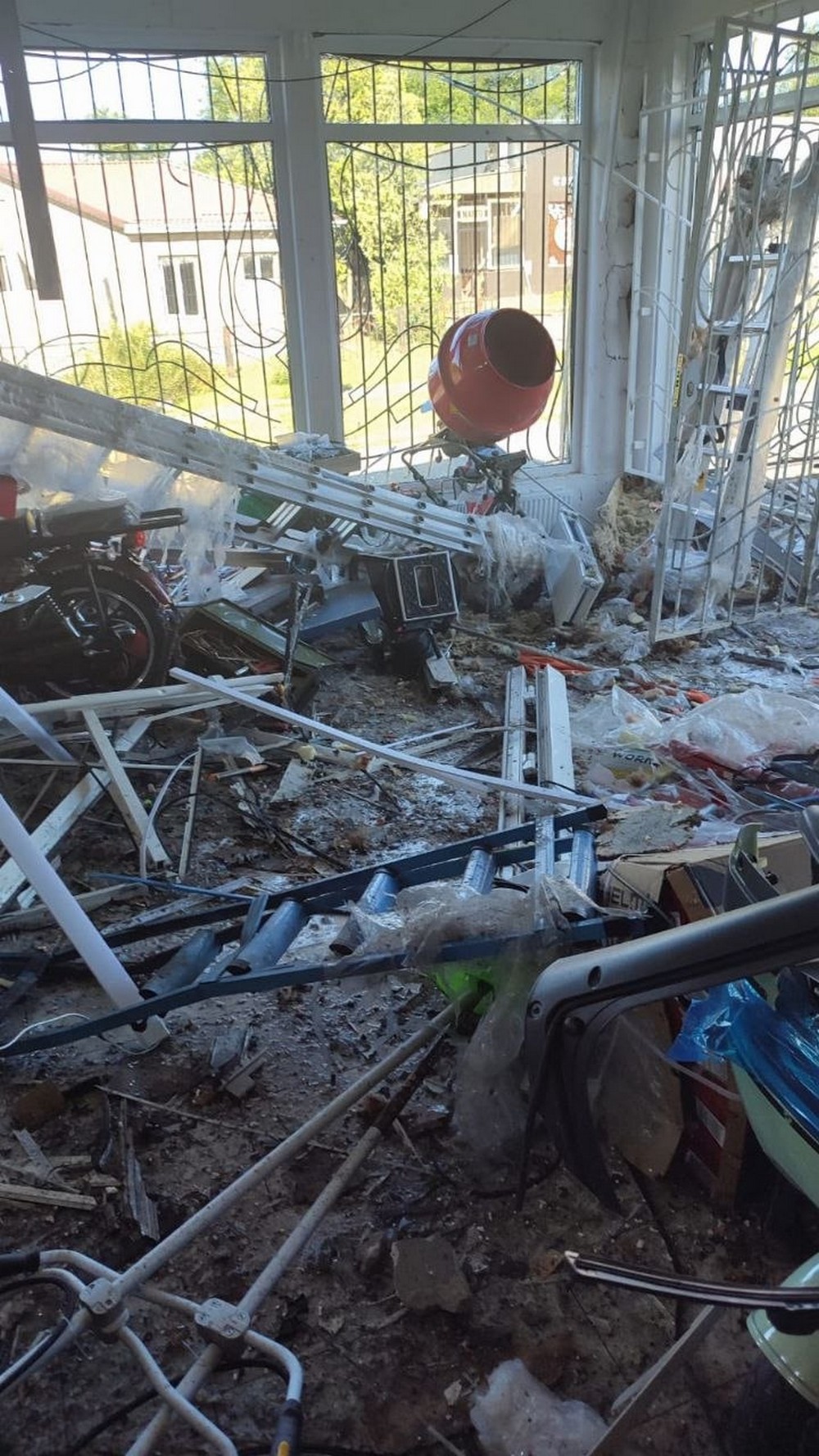 Вбитий і 11 поранених на Нікопольщині, удар по автобусу Дніпро Нікополь, є постраждалий у Кам’янському районі – ще один день кривавих обстрілів Дніпропетровщини (фото) (2)