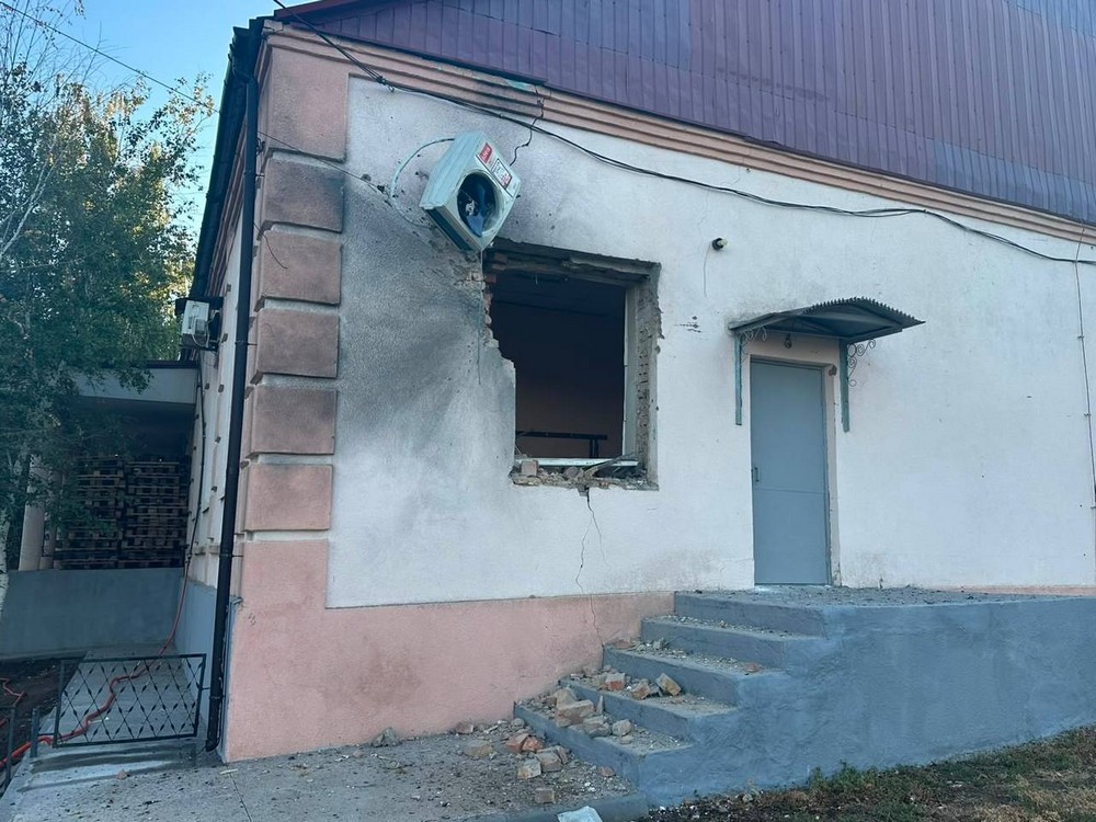 Ворог накрив Нікопольщину «Градом», побито будинок культури, магазини, авто, також під ударами були Криворіжжя, Синельниківщина і Кам’янське (фото) (6) Ворог накрив Нікопольщину «Градом», побито будинок культури, магазини, авто, також під ударами були Криворіжжя, Синельниківщина і Кам’янське (фото) (6)