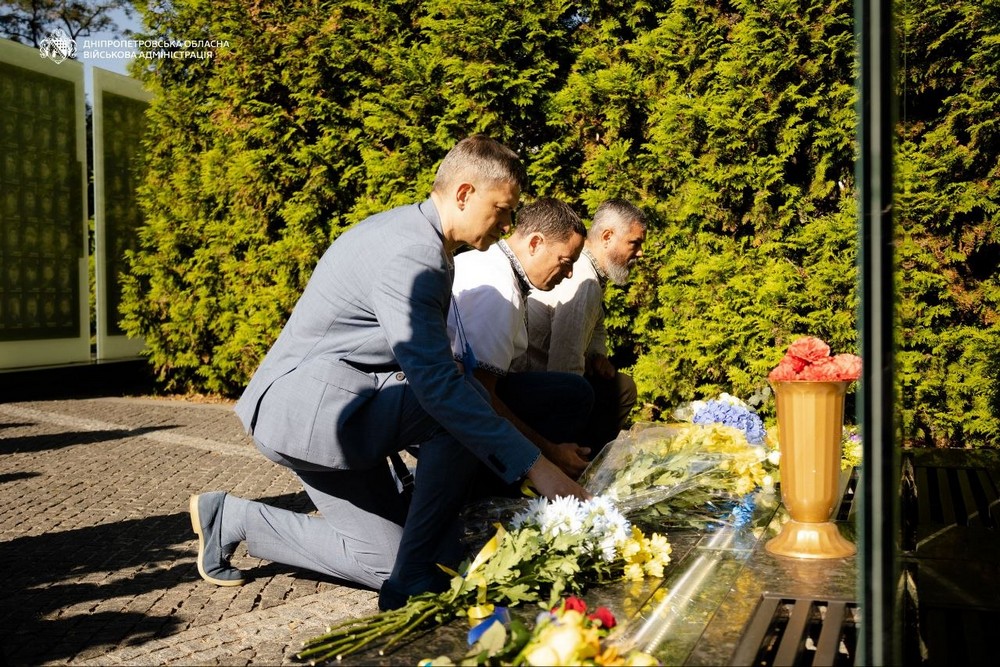 Вшанували пам’ять полеглих Героїв, погасили марку «Ми чекаємо», вручили нагороди як відзначають День Незалежності у Дніпрі (фото, відео) (10) Вшанували пам’ять полеглих Героїв, погасили марку «Ми чекаємо», вручили нагороди як відзначають День Незалежності у Дніпрі (фото, відео) (10)