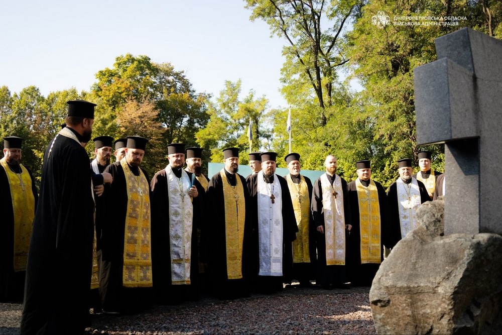Вшанували пам’ять полеглих Героїв, погасили марку «Ми чекаємо», вручили нагороди як відзначають День Незалежності у Дніпрі (фото, відео) (11) Вшанували пам’ять полеглих Героїв, погасили марку «Ми чекаємо», вручили нагороди як відзначають День Незалежності у Дніпрі (фото, відео) (11)