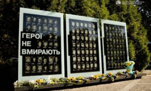 Вшанували пам’ять полеглих Героїв, погасили марку «Ми чекаємо», вручили нагороди: як відзначають День Незалежності у Дніпрі (фото, відео)