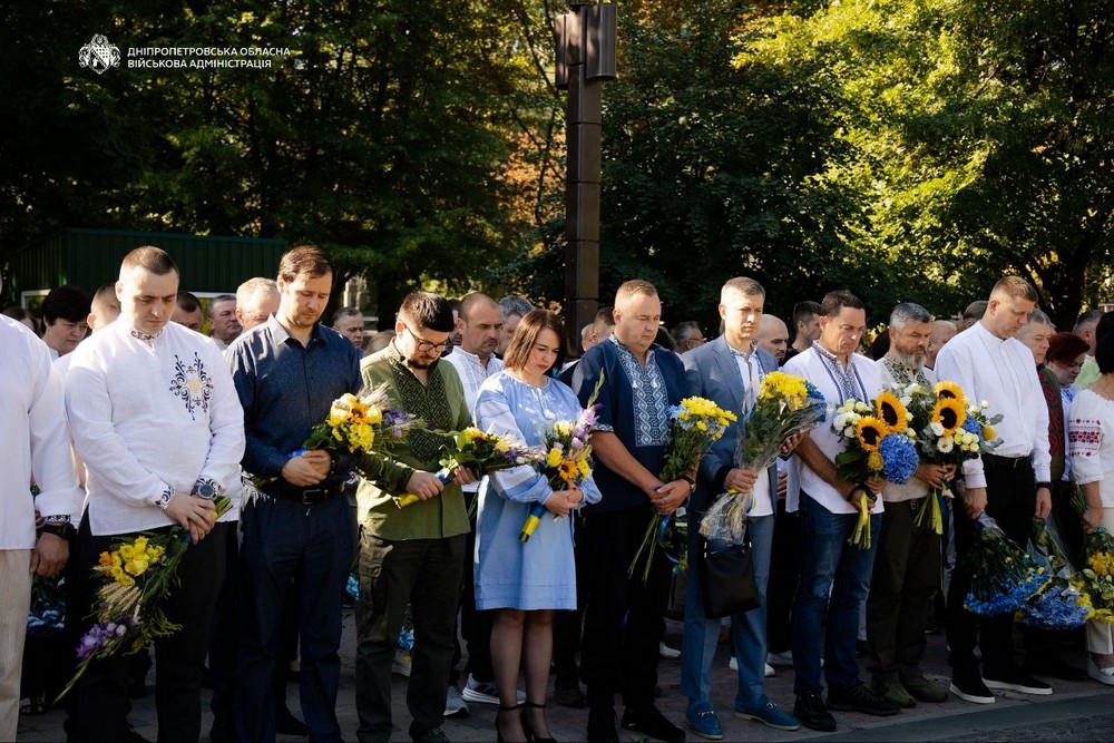 Вшанували пам’ять полеглих Героїв, погасили марку «Ми чекаємо», вручили нагороди як відзначають День Незалежності у Дніпрі (фото, відео) (4) Вшанували пам’ять полеглих Героїв, погасили марку «Ми чекаємо», вручили нагороди як відзначають День Незалежності у Дніпрі (фото, відео) (4)