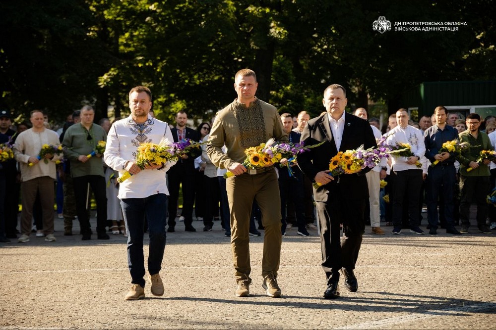 Вшанували пам’ять полеглих Героїв, погасили марку «Ми чекаємо», вручили нагороди як відзначають День Незалежності у Дніпрі (фото, відео) (8) Вшанували пам’ять полеглих Героїв, погасили марку «Ми чекаємо», вручили нагороди як відзначають День Незалежності у Дніпрі (фото, відео) (8)