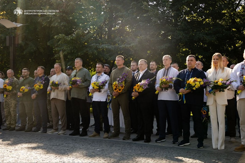 Вшанували пам’ять полеглих Героїв, погасили марку «Ми чекаємо», вручили нагороди як відзначають День Незалежності у Дніпрі (фото, відео) (9) Вшанували пам’ять полеглих Героїв, погасили марку «Ми чекаємо», вручили нагороди як відзначають День Незалежності у Дніпрі (фото, відео) (9)