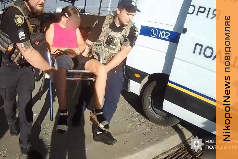 Виносили людей на руках: перші хвилини після удару по ТЦ у Кривому Розі - поліція (відео)
