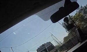 Побачивши дрон, водій негайно відчинив двері: подробиці про удар по маршрутці біля Нікополя і відео після атаки оприлюднили у поліції