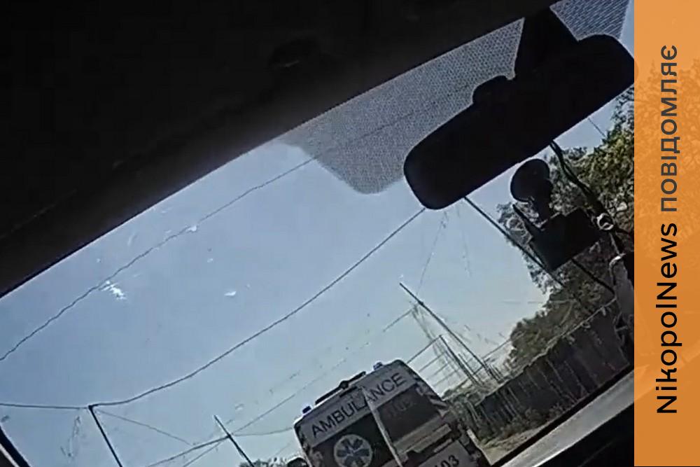 Побачивши дрон, водій негайно відчинив двері: подробиці про удар по маршрутці біля Нікополя і відео після атаки оприлюднили у поліції