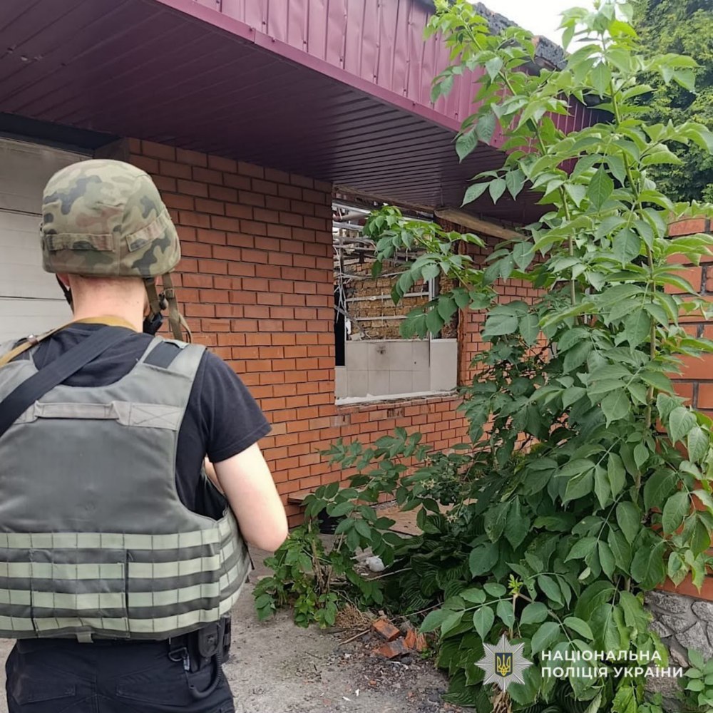 наслідки обстрілів Нікополя та району зафіксували правоохоронці 2 наслідки обстрілів Нікополя та району зафіксували правоохоронці 2
