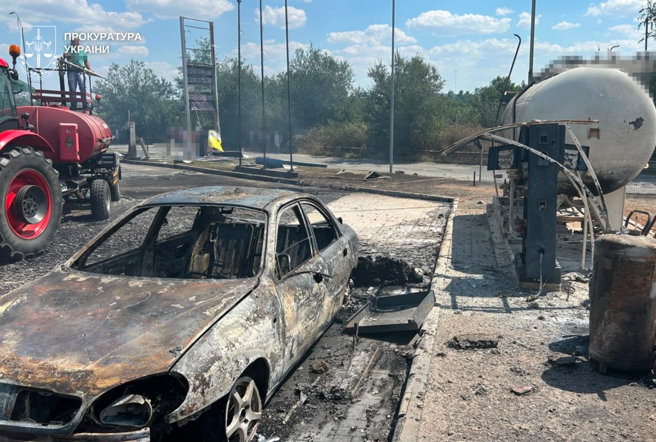 ОНОВЛЕНО. Троє вбитих через ворожу атаку на АЗС у Криворізькому районі - серед них дитина