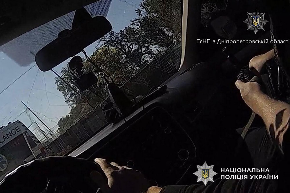 Побачивши дрон, водій негайно відчинив двері: подробиці про удар по маршрутці біля Нікополя і відео після атаки оприлюднили у поліції Побачивши дрон, водій негайно відчинив двері: подробиці про удар по маршрутці біля Нікополя і відео після атаки оприлюднили у поліції