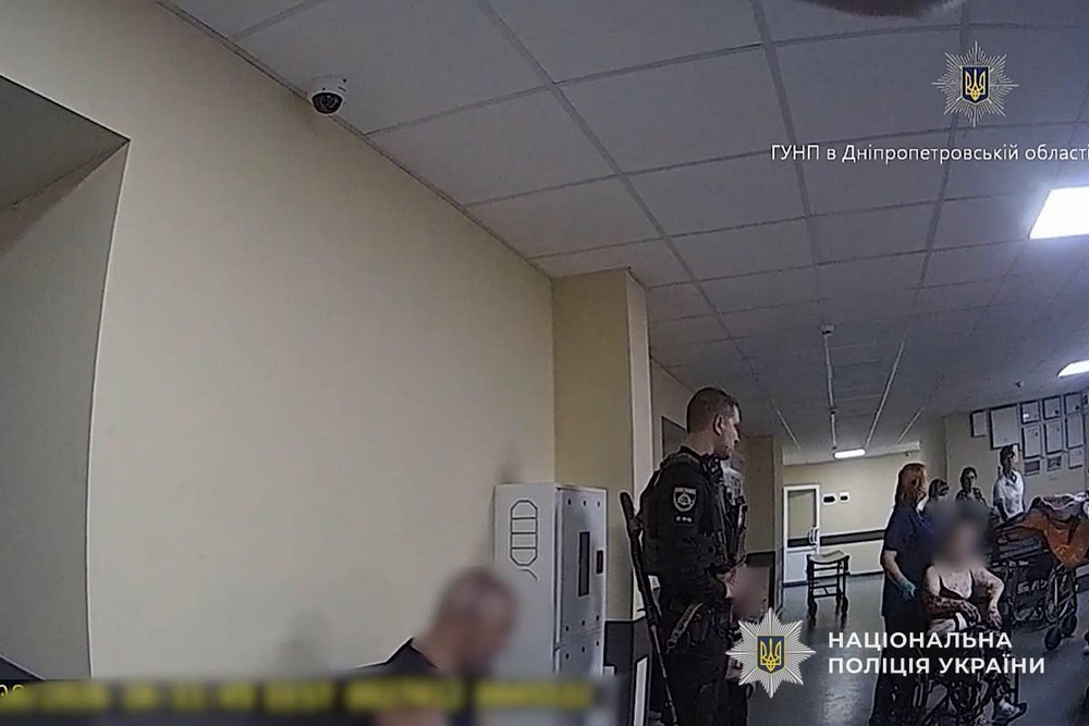 Побачивши дрон, водій негайно відчинив двері: подробиці про удар по маршрутці біля Нікополя і відео після атаки оприлюднили у поліції Побачивши дрон, водій негайно відчинив двері: подробиці про удар по маршрутці біля Нікополя і відео після атаки оприлюднили у поліції