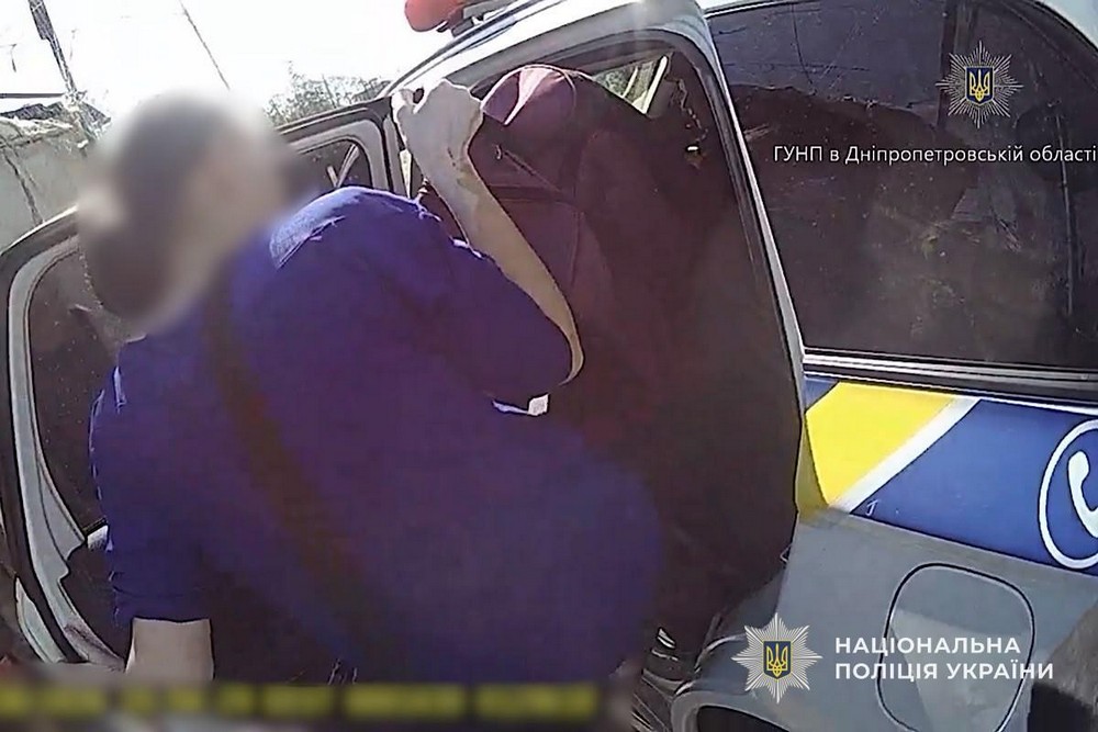Побачивши дрон, водій негайно відчинив двері: подробиці про удар по маршрутці біля Нікополя і відео після атаки оприлюднили у поліції Побачивши дрон, водій негайно відчинив двері: подробиці про удар по маршрутці біля Нікополя і відео після атаки оприлюднили у поліції