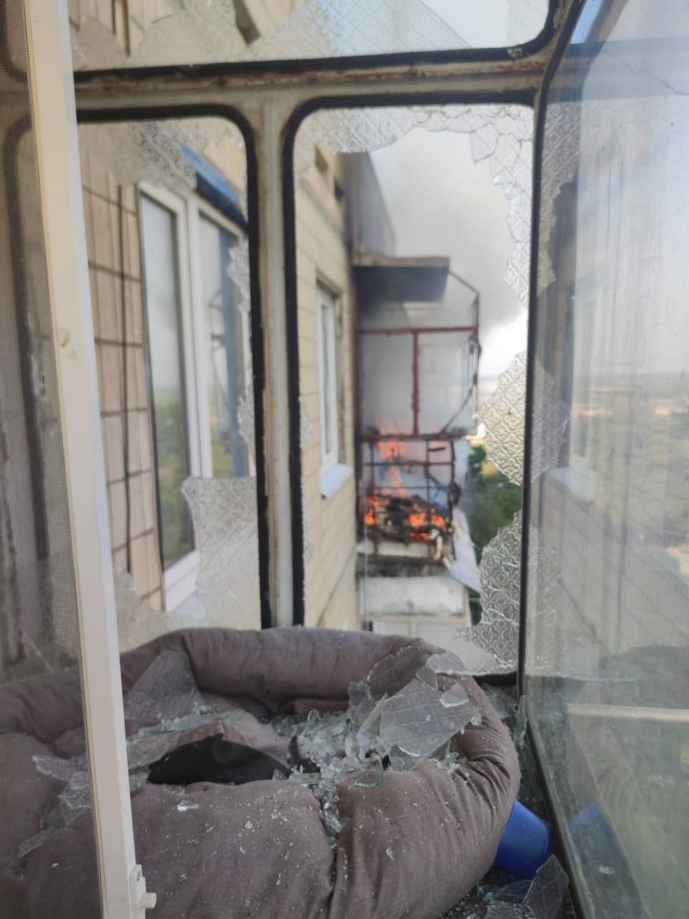 Двоє поранених на Нікопольщині, побито магазин, підприємства, будинки, тривають відключення світла, також понівечено ліцей на Синельниківщині (фото)