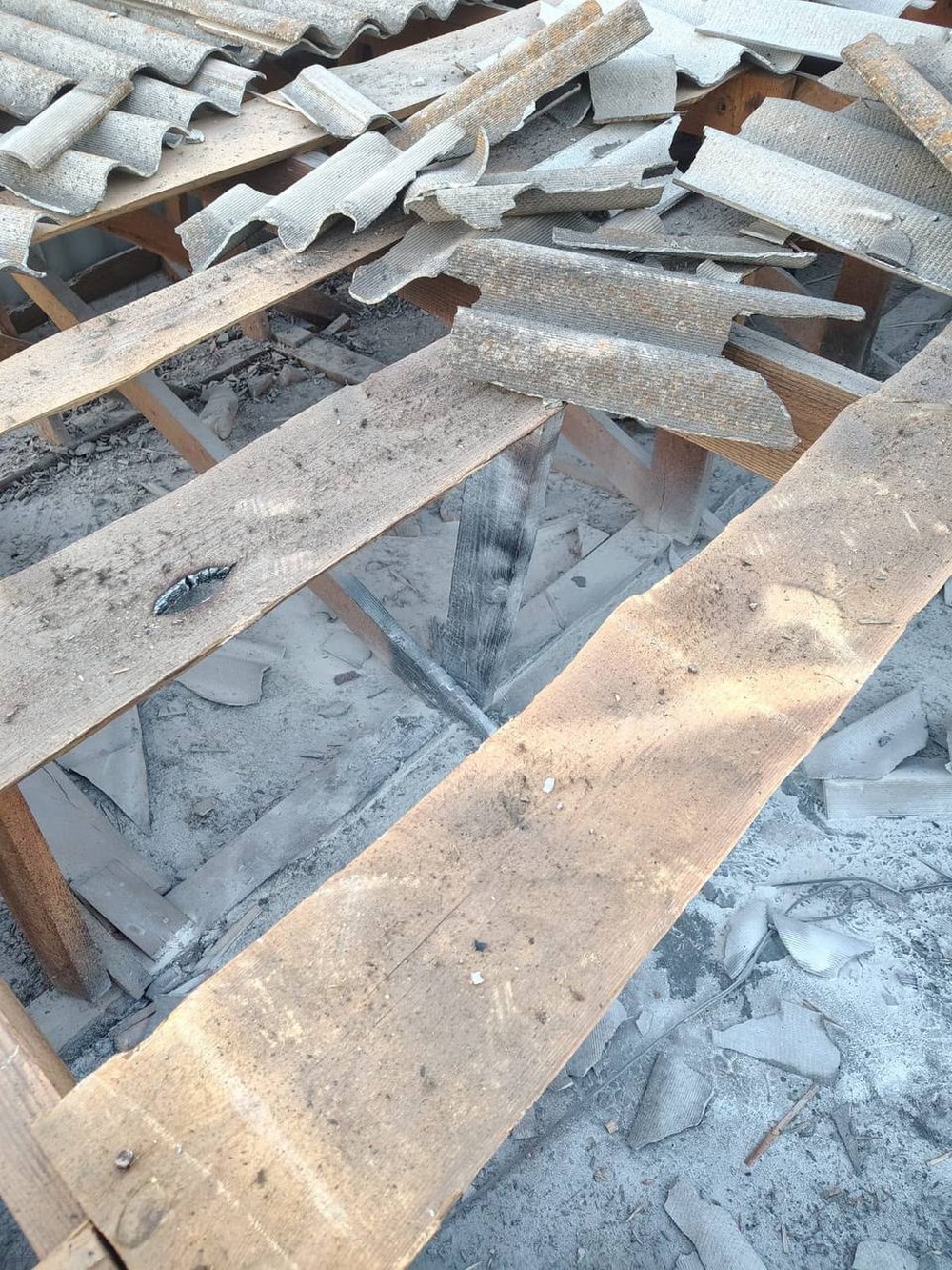 Двоє поранених на Нікопольщині, побито магазин, підприємства, будинки, тривають відключення світла, також понівечено ліцей на Синельниківщині (фото)