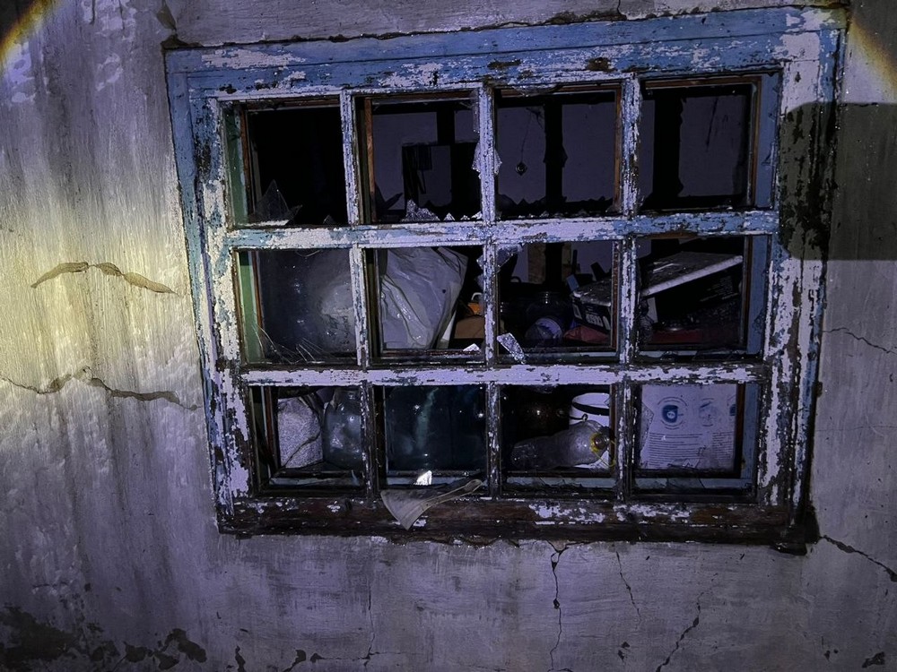 Двоє поранених на Нікопольщині, побито магазин, підприємства, будинки, тривають відключення світла, також понівечено ліцей на Синельниківщині (фото)
