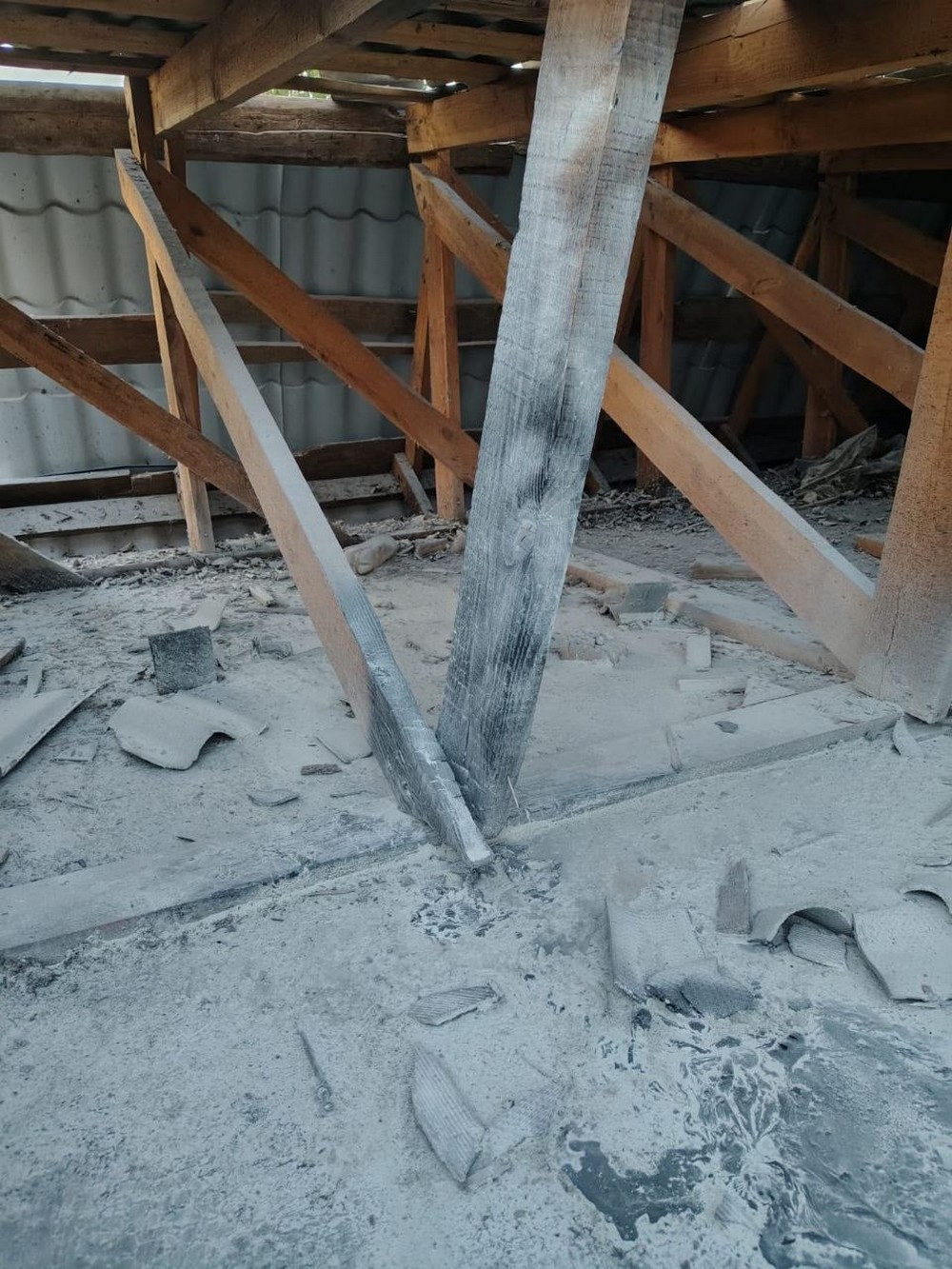Двоє поранених на Нікопольщині, побито магазин, підприємства, будинки, тривають відключення світла, також понівечено ліцей на Синельниківщині (фото)