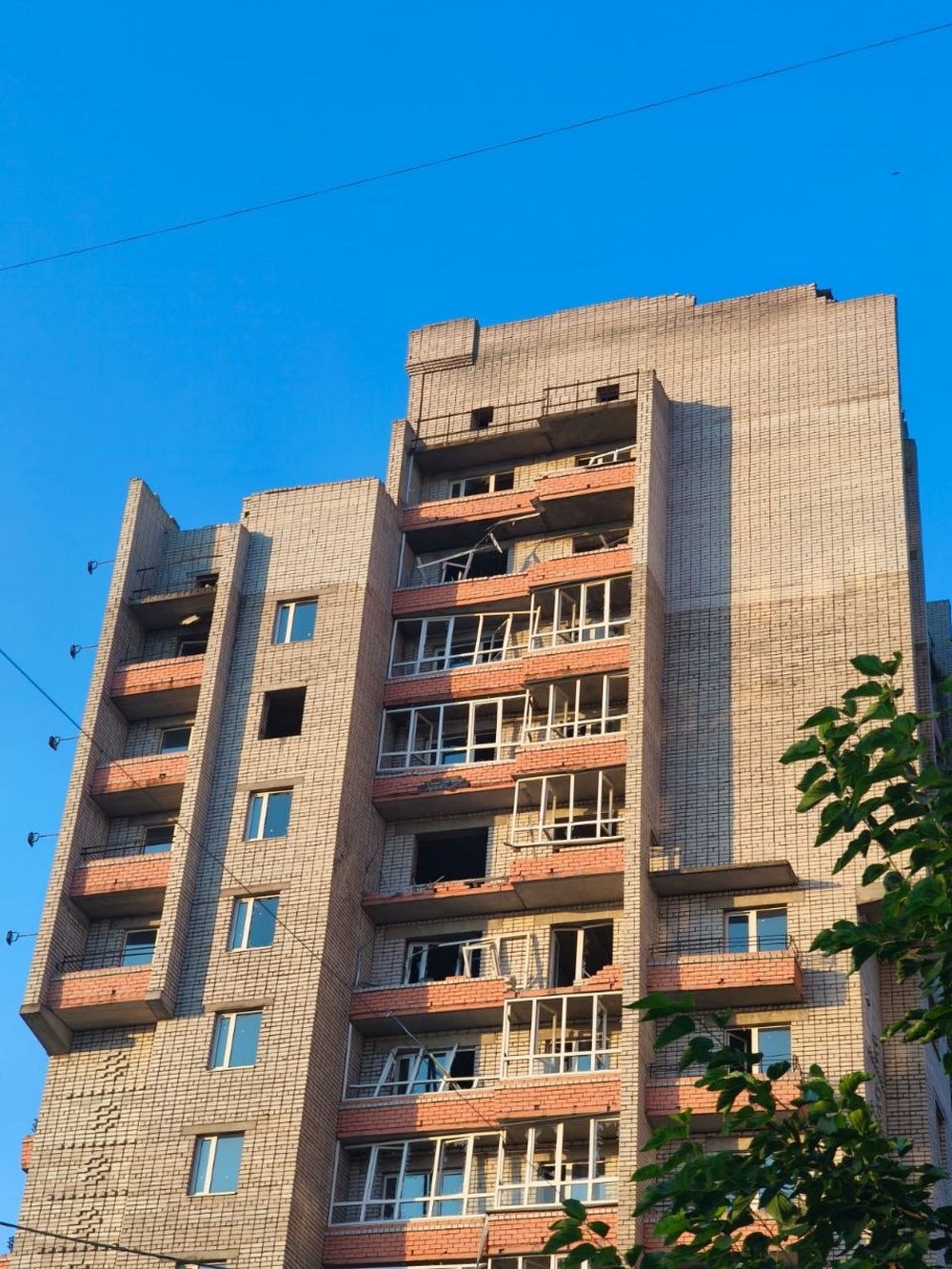 Двоє поранених на Нікопольщині, побито магазин, підприємства, будинки, тривають відключення світла, також понівечено ліцей на Синельниківщині (фото)