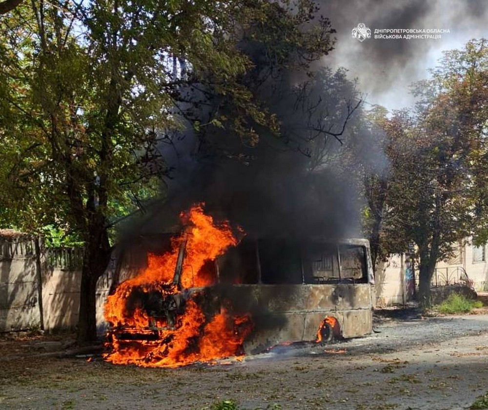 Ворог вдарив по автобусу у Нікополі 8 серпня. Загинув водій.