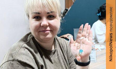 У Нікополі матусі дітей з інвалідністю вчилися сенсорному розвантаженню та створювали прикраси