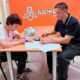 Як розібратися зі смартфоном: у Нікополі допомагають зробити технології простішими