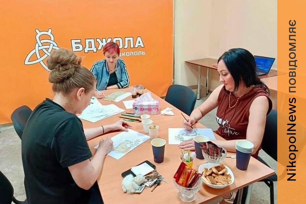У Нікополі дорослі малювали кавою та відпочивали від щоденних турбот: як проходило арттерапевтичне заняття