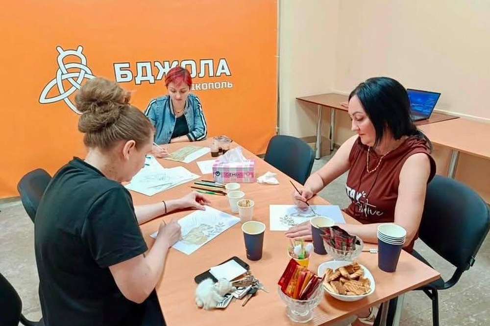У Нікополі дорослі малювали кавою та відпочивали від щоденних турбот: як проходило арттерапевтичне заняття У Нікополі дорослі малювали кавою та відпочивали від щоденних турбот: як проходило арттерапевтичне заняття