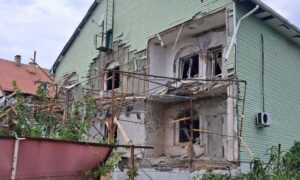 Понад 20 атак за день на Нікопольщині: поранений поліцейський, пошкоджені магазин, коледж, будинки й авто (фото)