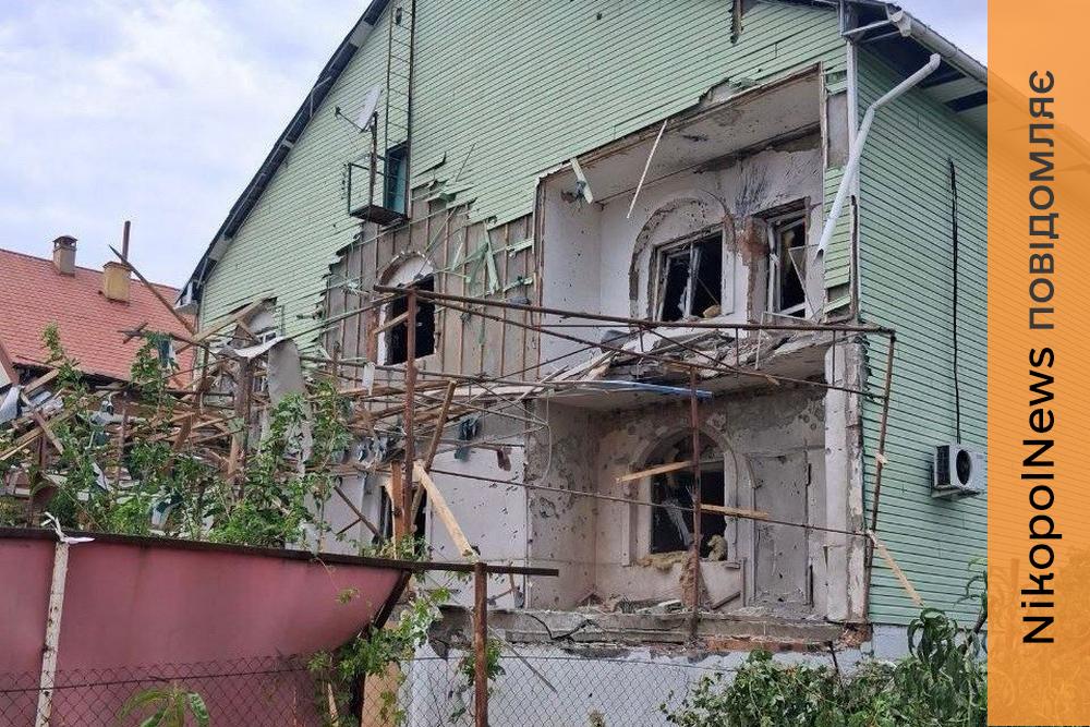 Понад 20 атак за день на Нікопольщині: поранений поліцейський, пошкоджені магазин, коледж, будинки й авто (фото)