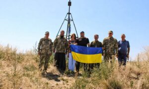 Воїни зенітної ракетної Нікопольської бригади і волонтери підняли прапор України на найбільшому кургані Євразії «Нечаєва могила»
