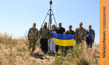 Воїни зенітної ракетної Нікопольської бригади і волонтери підняли прапор України на найбільшому кургані Євразії «Нечаєва могила»