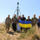 Воїни зенітної ракетної Нікопольської бригади і волонтери підняли прапор України на найбільшому кургані Євразії «Нечаєва могила»