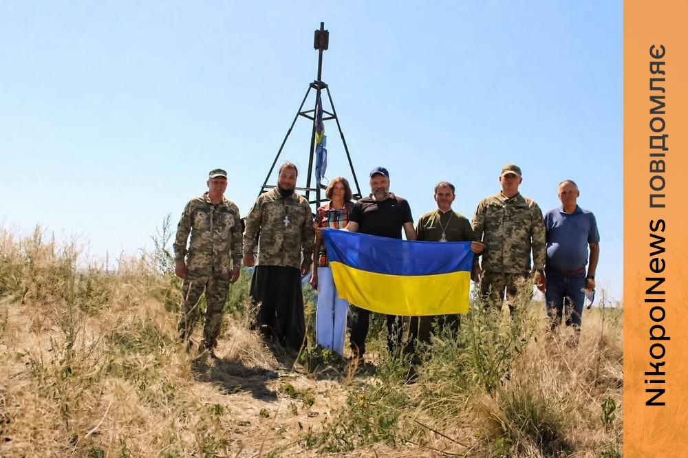 Воїни зенітної ракетної Нікопольської бригади і волонтери підняли прапор України на найбільшому кургані Євразії «Нечаєва могила»