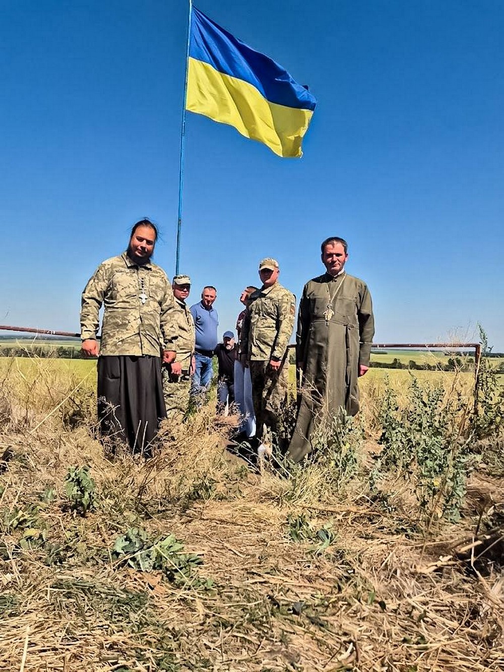Воїни зенітної ракетної Нікопольської бригади і волонтери підняли прапор України на найбільшому кургані Євразії «Нечаєва могила»