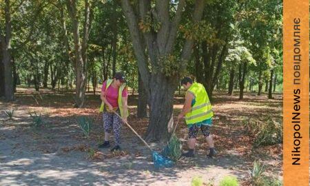 У Марганці комунальники прибирали місто та усували наслідки обстрілів: які роботи виконали за тиждень (фото)