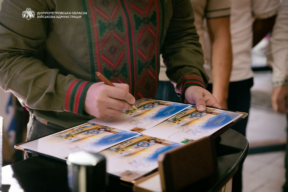 Начальник ДніпроОВА зібрав очільників громад і районів області: разом погасили марку (фото)