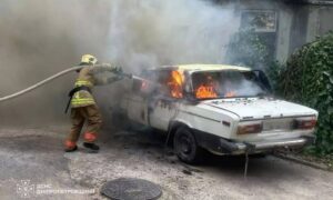У Покрові загорівся легковий автомобіль: пожежу ліквідували