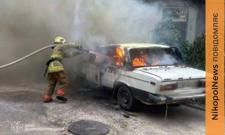У Покрові загорівся легковий автомобіль: пожежу ліквідували
