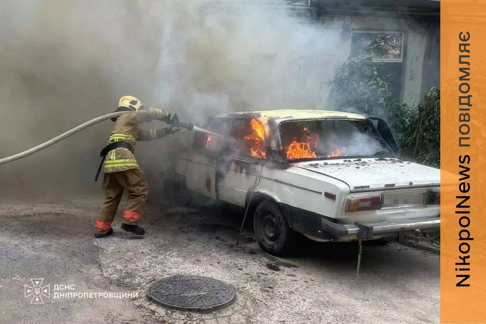 У Покрові загорівся легковий автомобіль: пожежу ліквідували