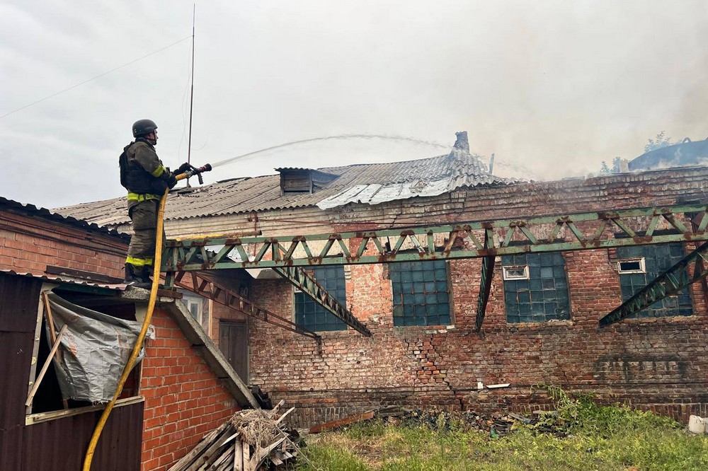 У Нікополі побито оздоровчий комплекс і підприємство, двоє поранених у Кривому Розі внаслідок ракетної атаки – як пройшла ніч 27 серпня на Дніпропетровщині (фото)