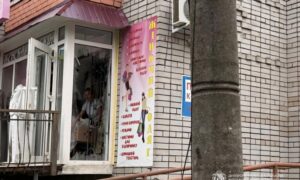 Ворог вдарив по центру Нікополя артилерією: 5 поранених, побито магазини, кафе, банки, навчальні заклади (фото)