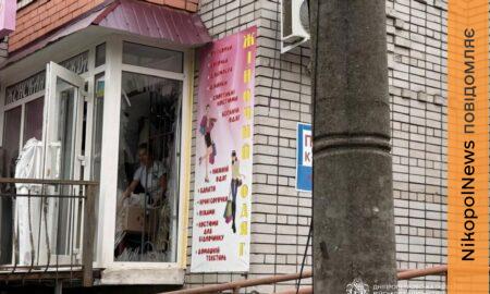 Ворог вдарив по центру Нікополя артилерією: 5 поранених, побито магазини, кафе, банки, навчальні заклади (фото)