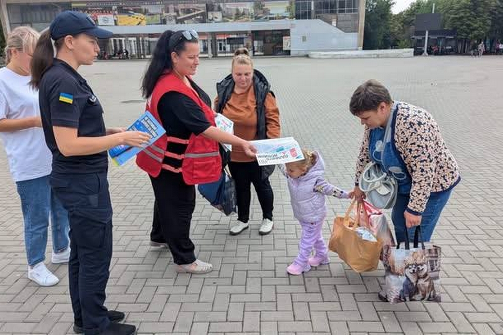 photo 2026 08 30 08 37 43 У Покрові волонтерки Червоного Хреста нагадали мешканцям про мінну та пожежну безпеку (фото)