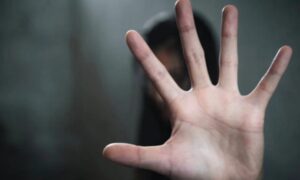 Дівчина біля АТБ у Нікополі побила малолітню: як її покарав суд