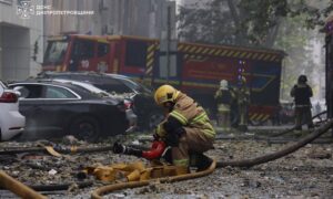 Поліція і ДСНС показали моторошні фото наслідків смертельного удару по центру Дніпра
