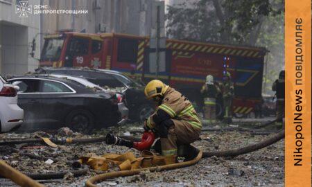 Поліція і ДСНС показали моторошні фото наслідків смертельного удару по центру Дніпра