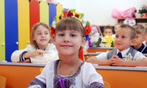 У Покрові новий навчальний рік розпочали понад 3,3 тисячі школярів: за парти сіли 236 першокласників (фото)